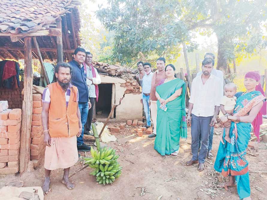 पीडि़त किसानों का हाल चाल जानने पहुंचे भाजपाई