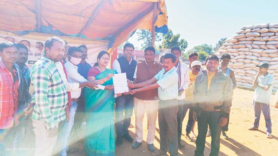 घुटकेल धान खरीदी केंद्र में भाजपा का धरना-प्रदर्शन