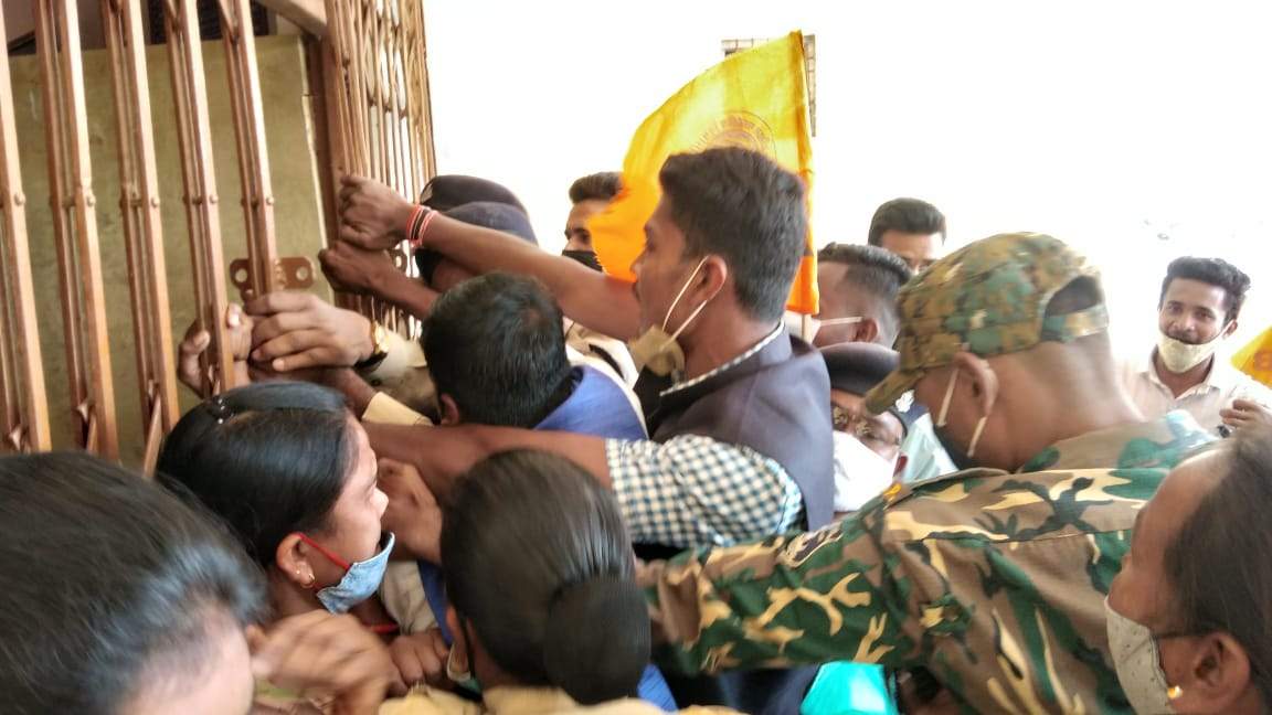 प्रश्नपत्र लीक, अभाविप ने घेरा विवि