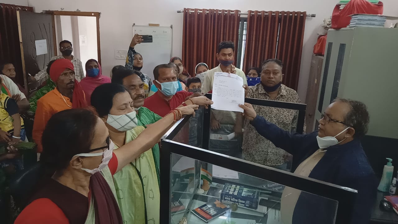 बरसों से बसे लखोली के बाशिंदें जमीन खाली करने की नोटिस से हड़बड़ाए बरसों से बसे लखोली के बाशिंदें जमीन खाली करने की नोटिस से हड़बड़ाए