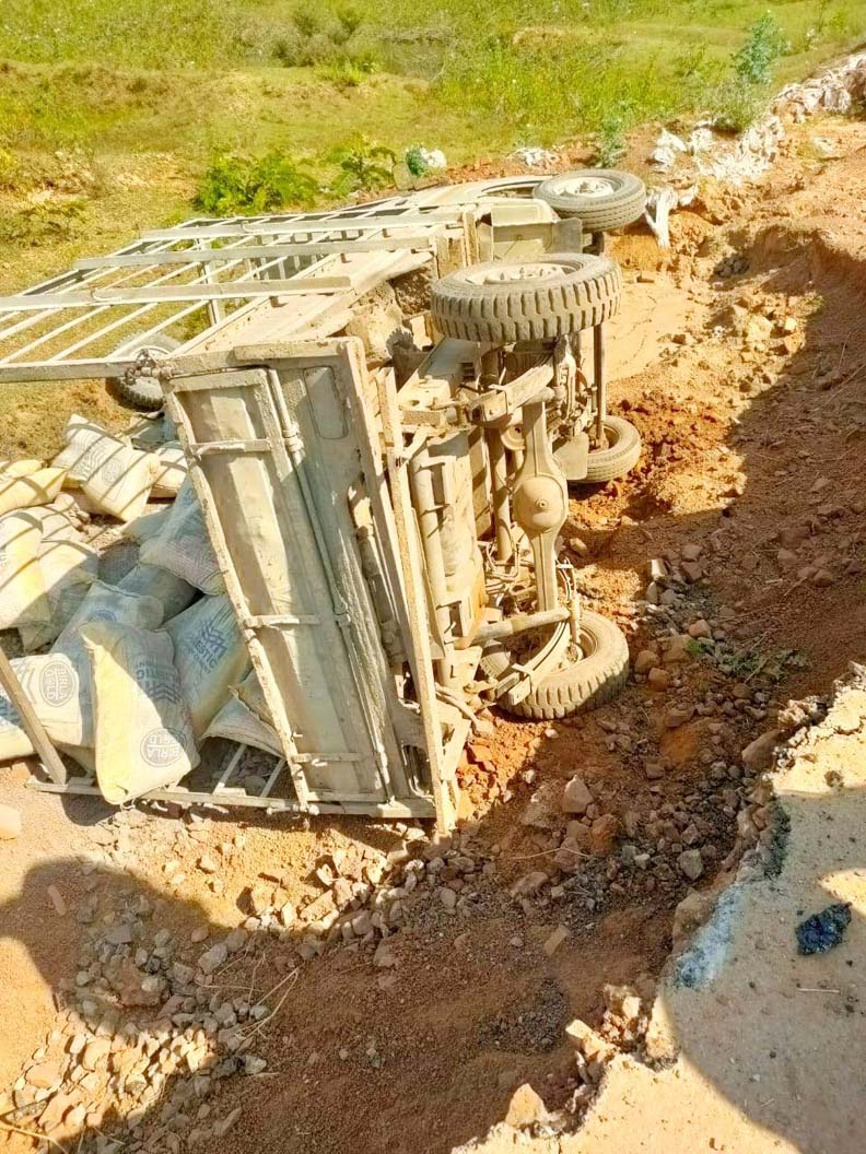 कोलियारी-लखना मार्ग 3 साल से क्षतिग्रस्त, हो रहे हादसे