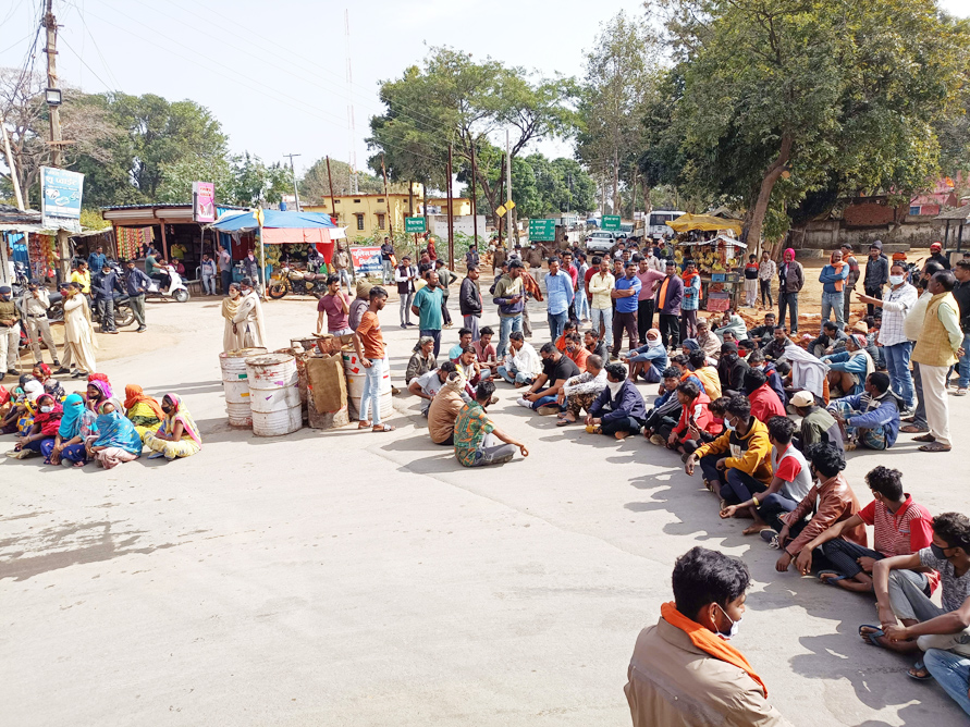 प्लांट में कर्मी की करंट से मौत, आक्रोशित परिजनों व ग्रामीणों का चक्काजाम