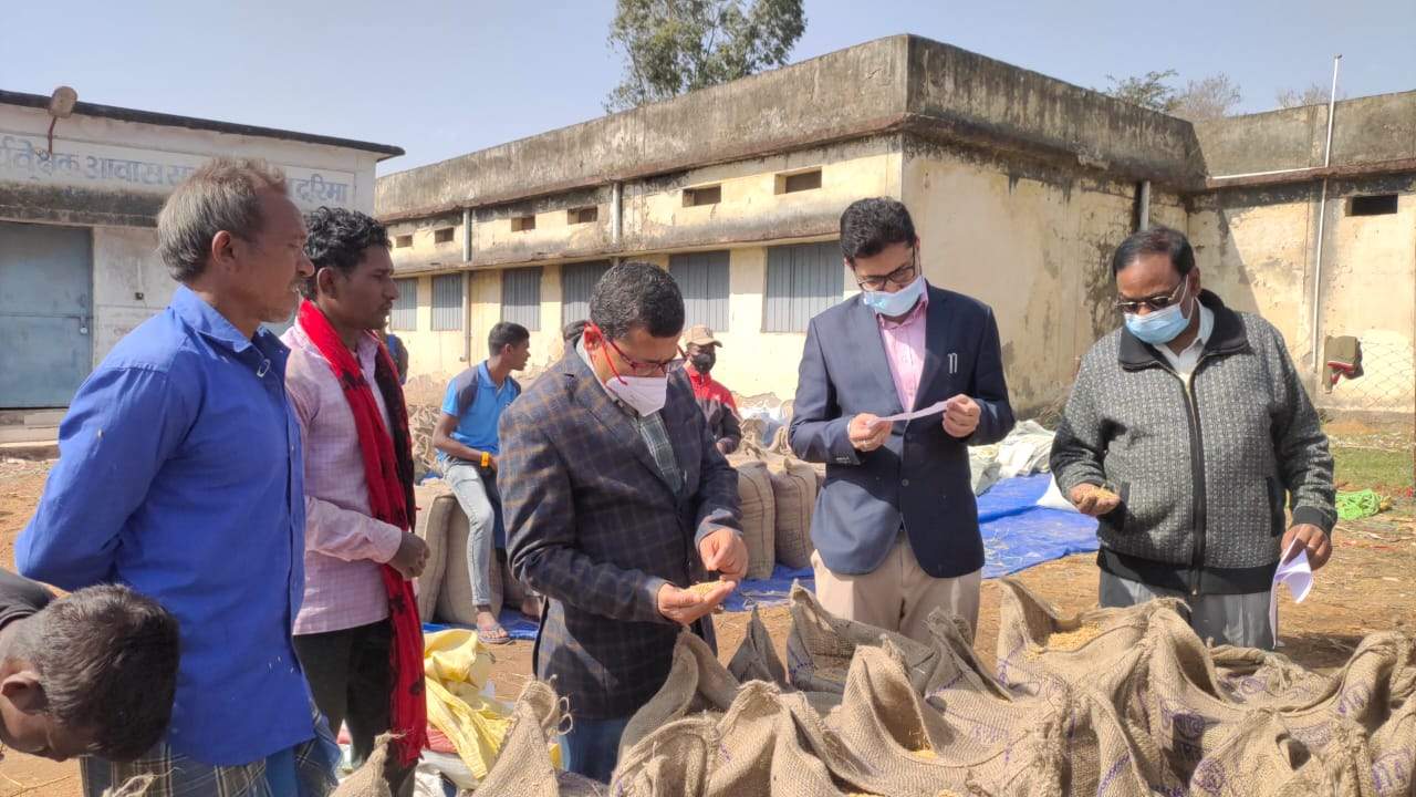 अंतिम समय तक बिना किसी परेशानी किसान समितियों में बेच रहे धान