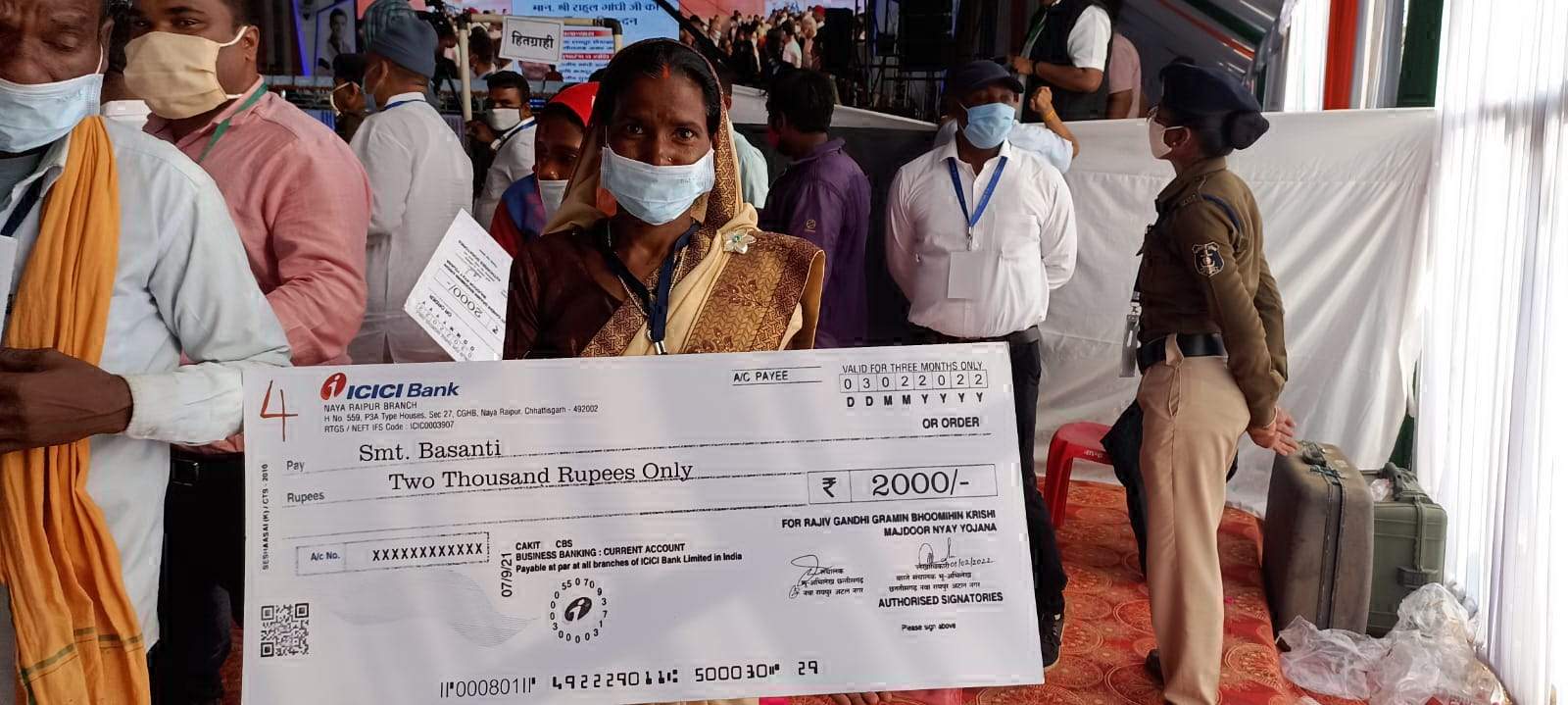 राहुल गांधी व सीएम के हाथों सरगुजा की बसंती को मिला पहली किश्त