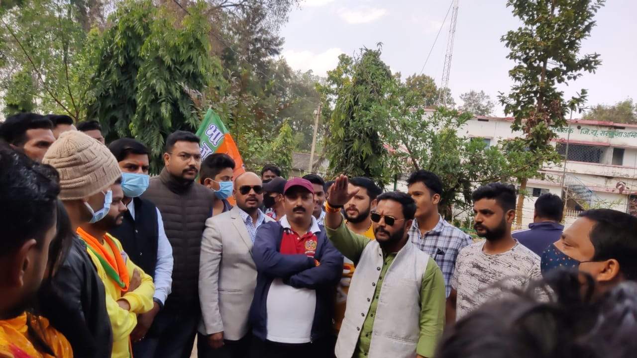 भाजपा युवा मोर्चा ने वनों की कटाई रोकने व रेंजर लखनपुर को निलंबित करने डीएफओ को सौंपा ज्ञापन