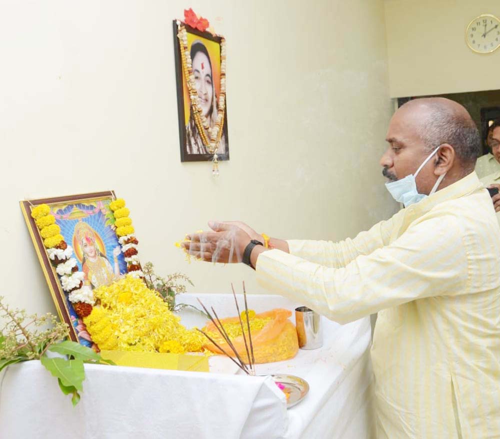 विधायक कमरो ने की सरस्वती की आराधना विधायक कमरो ने की सरस्वती की आराधना