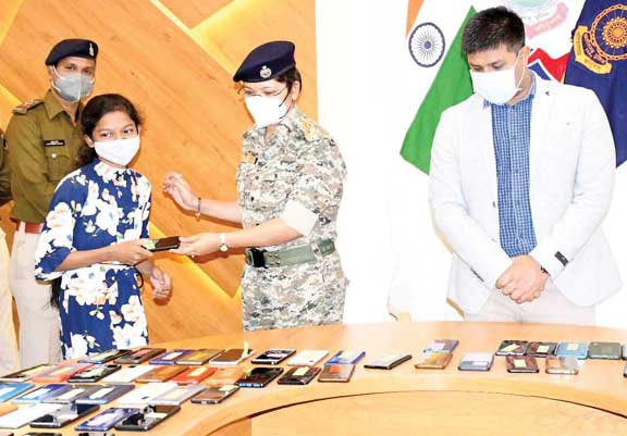 गुम 112 मोबाइल बरामद, मालिकों को सौंपा गुम 112 मोबाइल बरामद, मालिकों को सौंपा