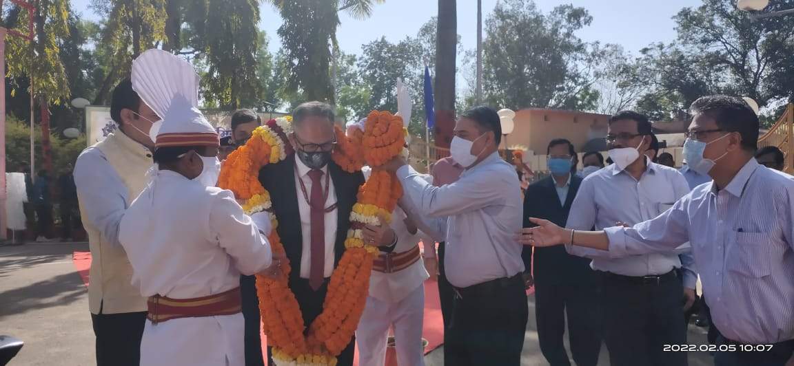 एनएमडीसी के अध्यक्ष सुमित देब का बचेली में जोरदार स्वागत