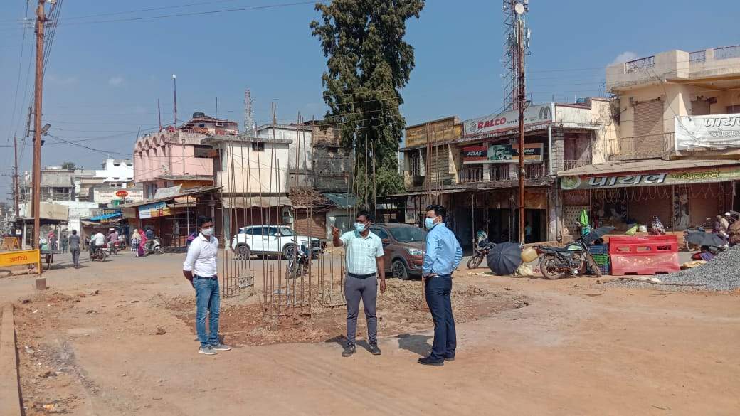 नगर में बन रहे घड़ी चौक, बंधा तालाब की आकस्मिक निरीक्षण