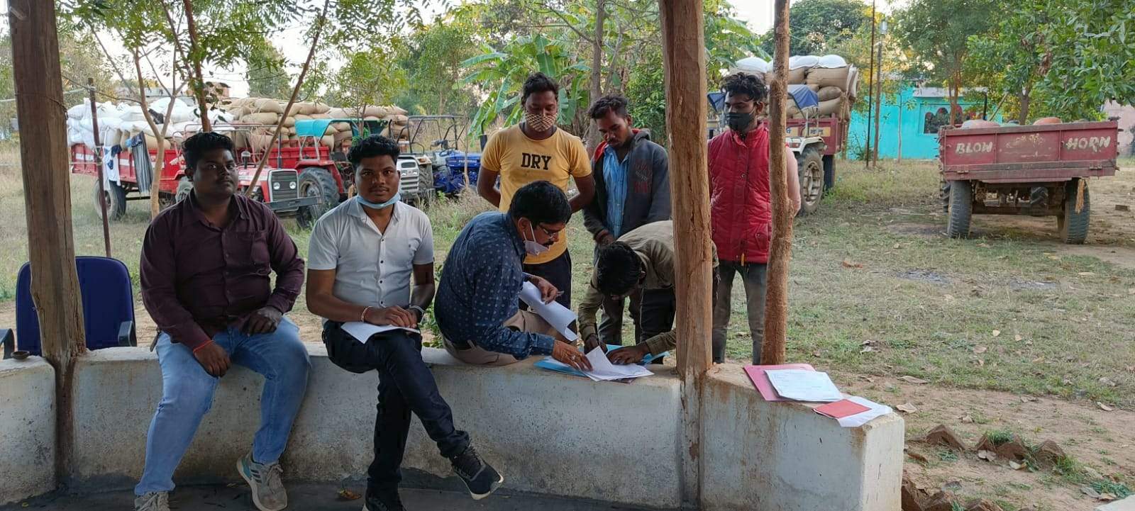 अवैध धान परिवहन करते 5 ट्रैक्टरों से 6 सौ बोरी धान जब्त