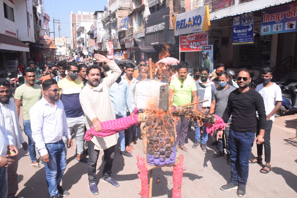 पूर्व मंत्री मूणत का युकां ने फूंका पुतला