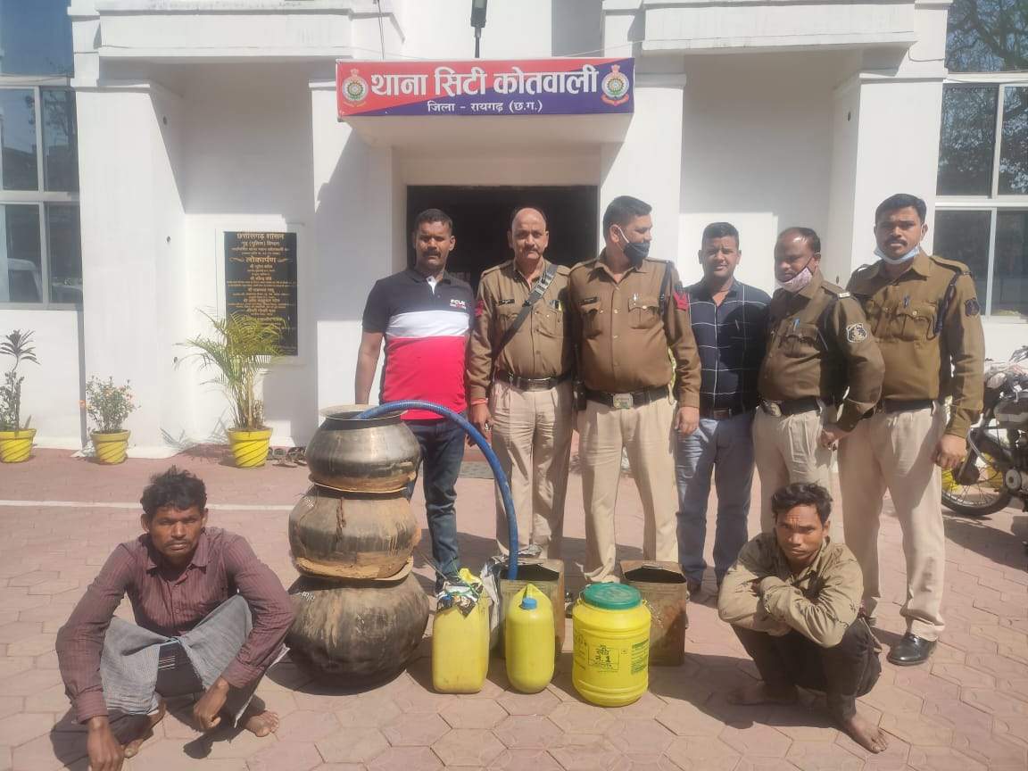 भालू चाबा जंगल में 45 लीटर महुआ शराब जब्त, दो बंदी