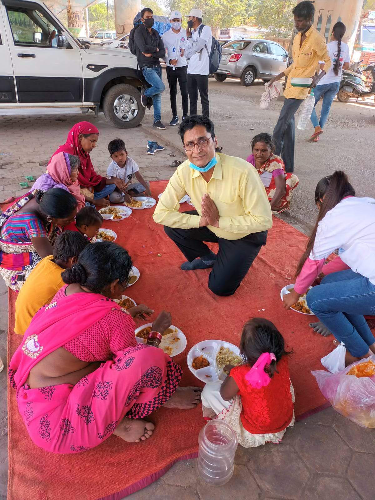 समाज सेवक संघ ने निर्धनों को खाना खिलाया समाज सेवक संघ ने निर्धनों को खाना खिलाया