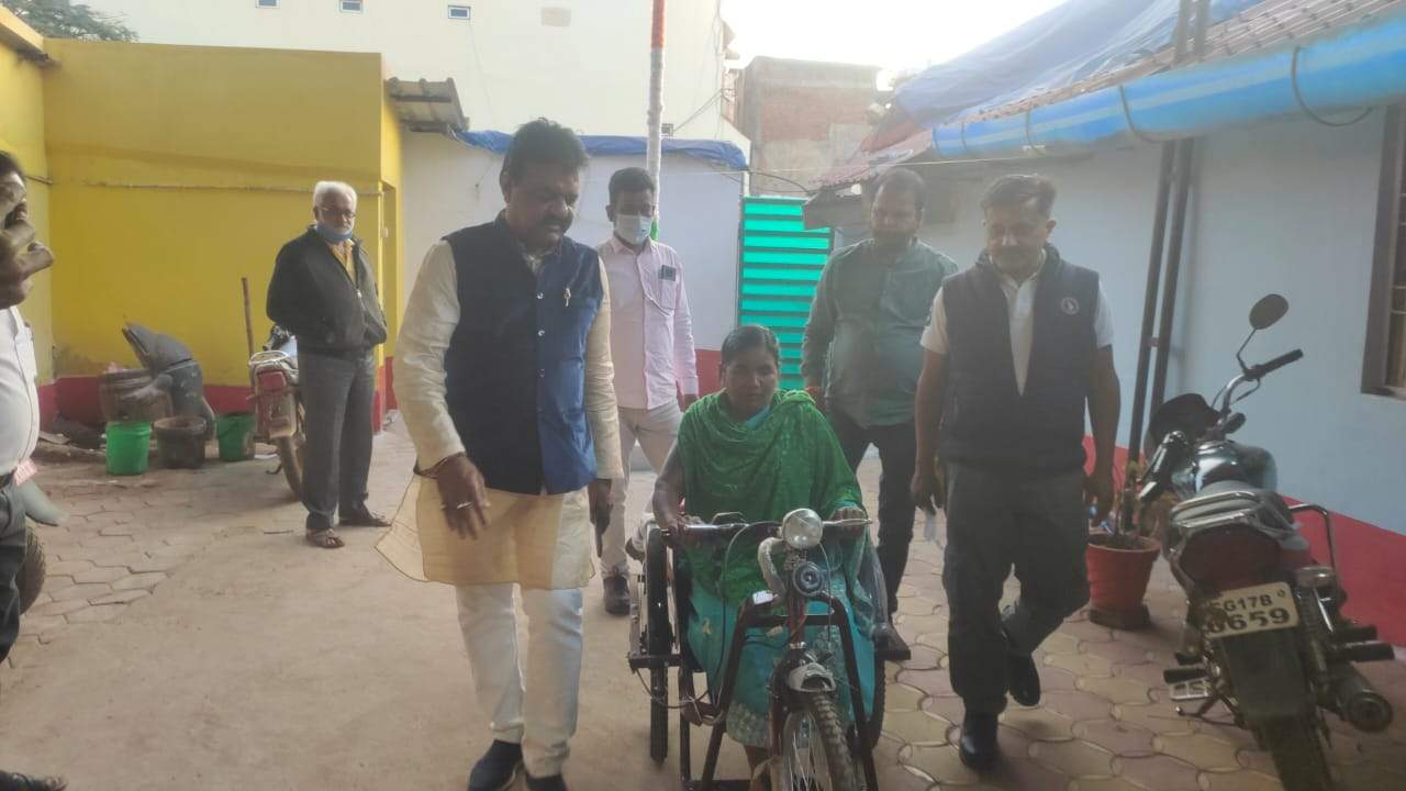 संसदीय सचिव ने दिव्यांग महिला को दी ट्राय साइकिल