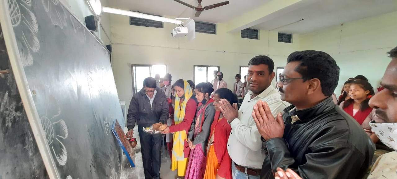 आत्मानंद स्कूल में सरस्वती पूजा