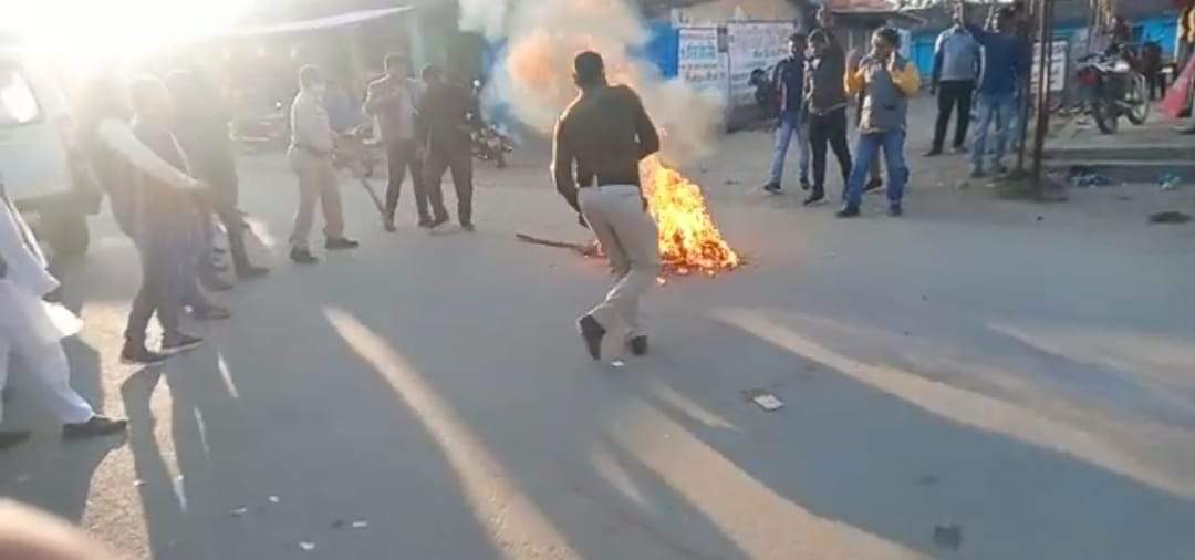 युवा कांग्रेस ने किया मूणत का पुतला दहन