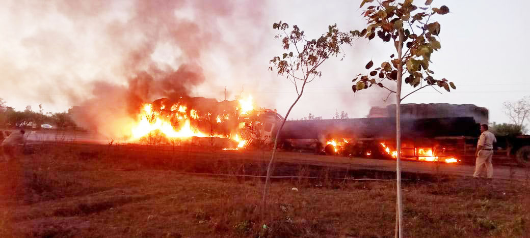 हाईवे में भारी वाहनों में जिंदा जले चालक की हुई शिनाख्ती हाईवे में भारी वाहनों में जिंदा जले चालक की हुई शिनाख्ती