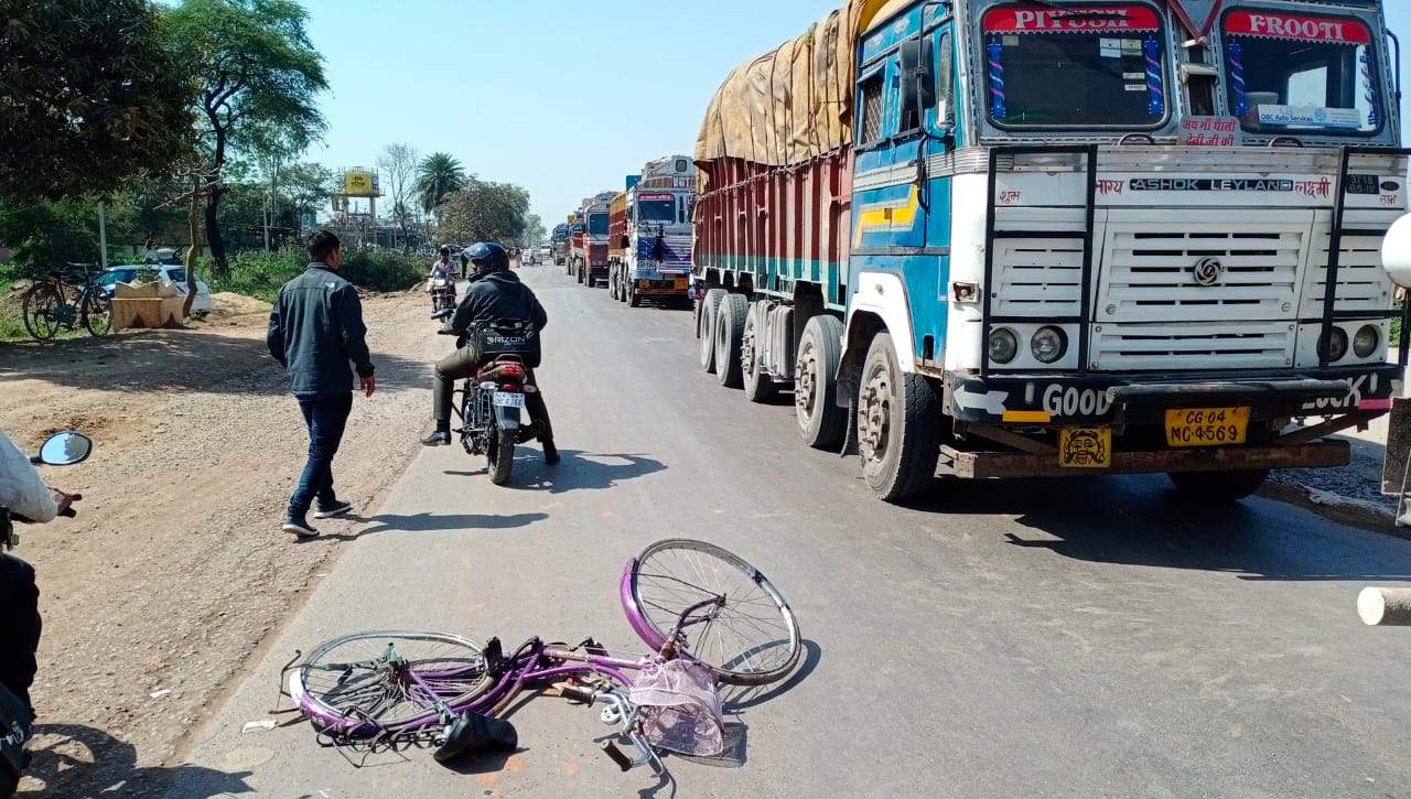 बस की चपेट में स्कूली छात्रा जख्मी, चक्काजाम, बसों में तोडफ़ोड़ भी