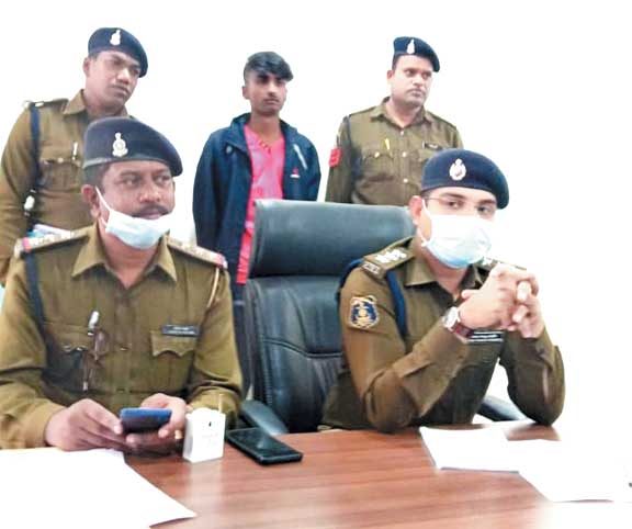 नाबालिग लड़कियों से सोशल मीडिया में दोस्ती, वीडियो-फोटो फैलाने की धमकी, गिरोह का सदस्य राजस्थान से बंदी
