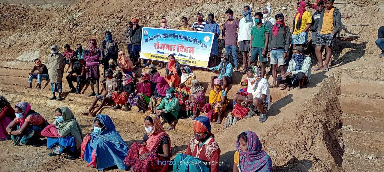 रोजगार दिवस में दी मजदूरों को जानकारी