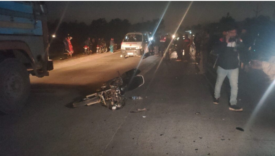 दो बाइक को टक्कर मारते पिकअप फरार, 1 मौत, 4 गंभीर