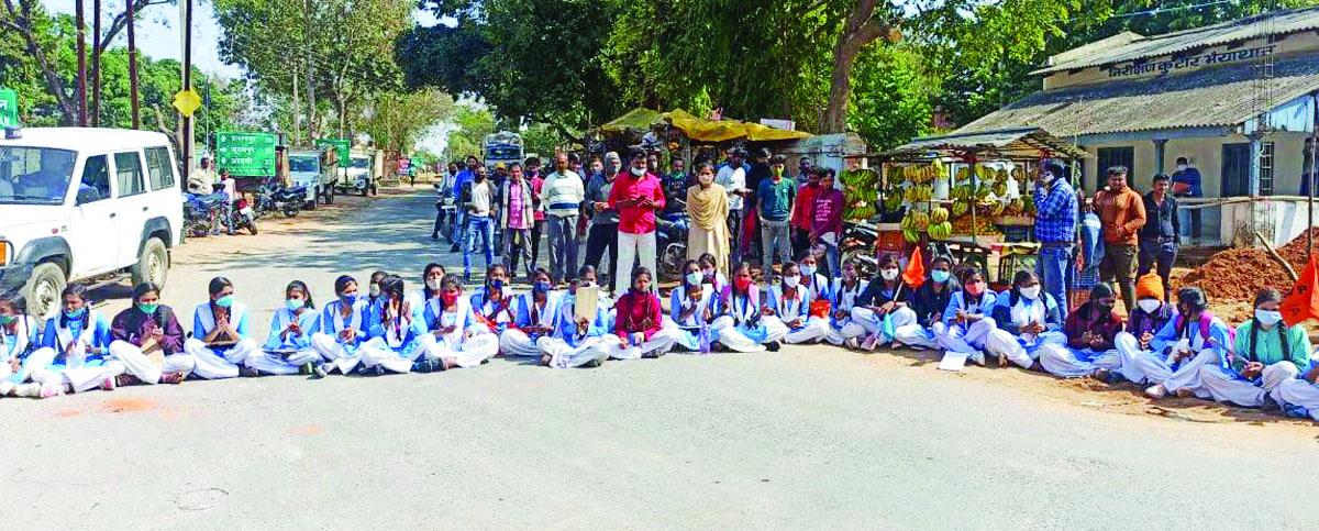 कन्या शाला बंद होने के विरोध में छात्राओं का धरना-प्रदर्शन, लिखित आश्वासन पर माने