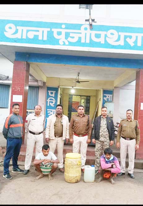 दो आरोपियों से 40 लीटर महुआ शराब की जब्ती