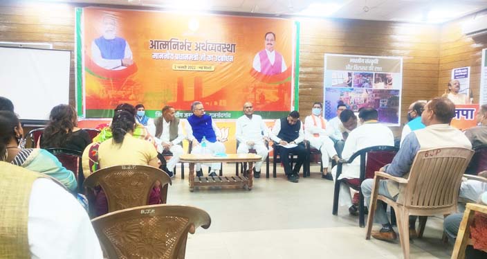 राज्य सरकार के झूठे वायदों और अधूरी योजनाओं को कार्यकर्ता पहुंचाएं जन-जन तक - रमन राज्य सरकार के झूठे वायदों और अधूरी योजनाओं को कार्यकर्ता पहुंचाएं जन-जन तक - रमन