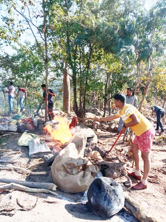 50 लीटर महुआ शराब व 50 बोरी पास जब्त, आरोपी फरार