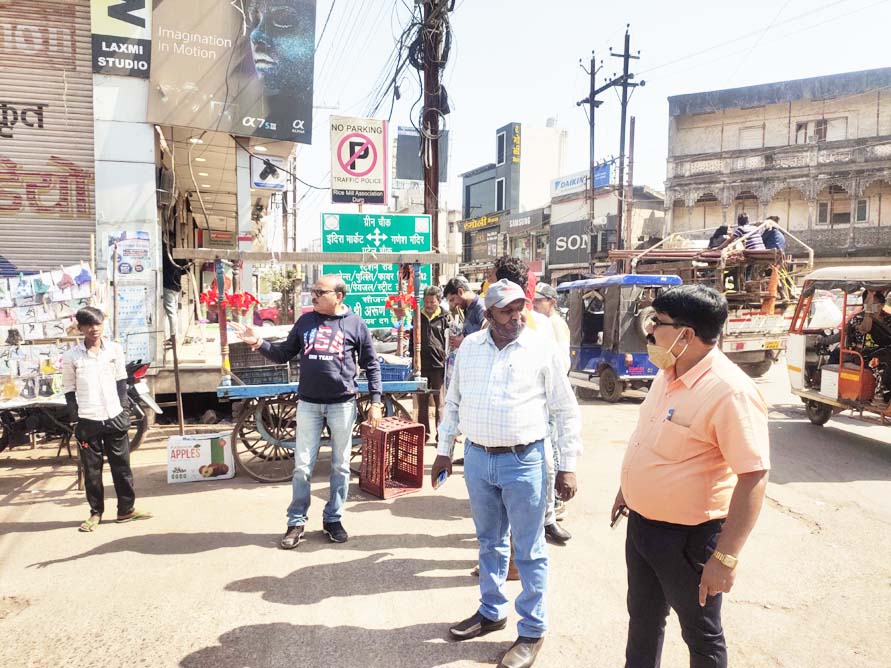 इंदिरा मार्केट से हटाया अतिक्रमण, दोबारा करने पर होगी सख्त कार्रवाई