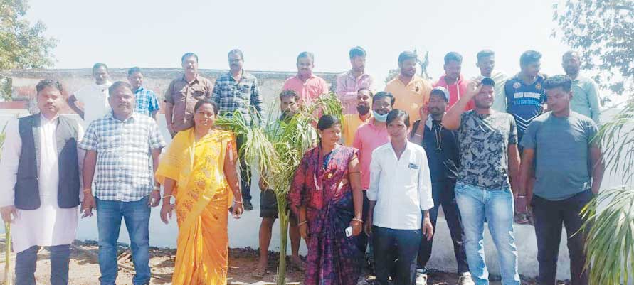 स्टेडियम में अफसरों व जनप्रतिनिधियों ने किया पौधारोपण