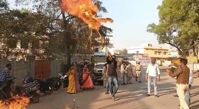 मुख्यमंत्री का पुतला दहन