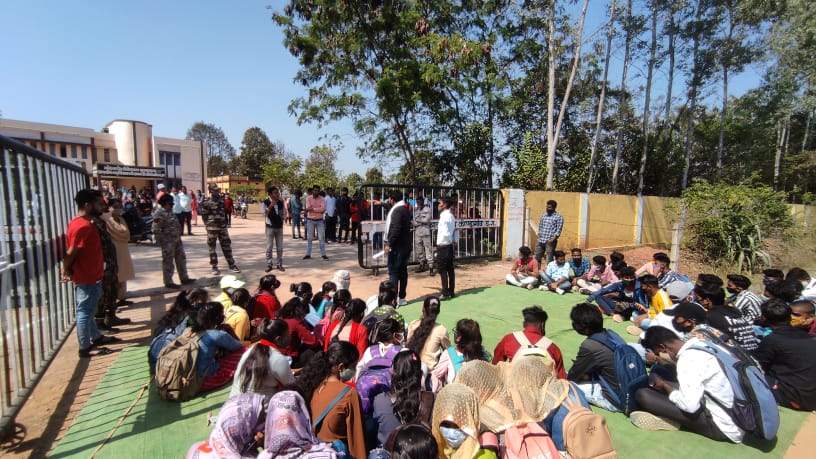 महाविद्यालय में जनभागीदारी शुल्क बढ़ोतरी का विरोध, आश्वासन बाद माने