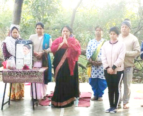 योग लंगर परिसर में लता को  दी श्रद्धांजलि