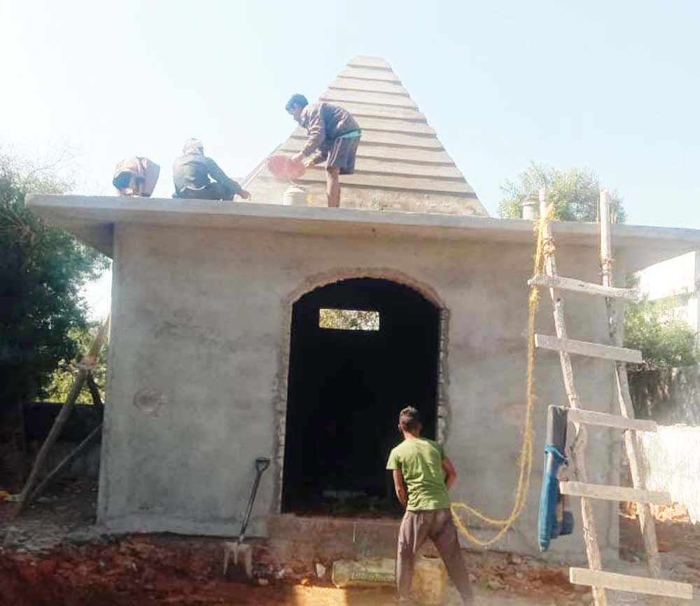 मंदिरों के जीर्णोद्धार के लिए साढ़े 8 लाख का अनुदान मंदिरों के जीर्णोद्धार के लिए साढ़े 8 लाख का अनुदान