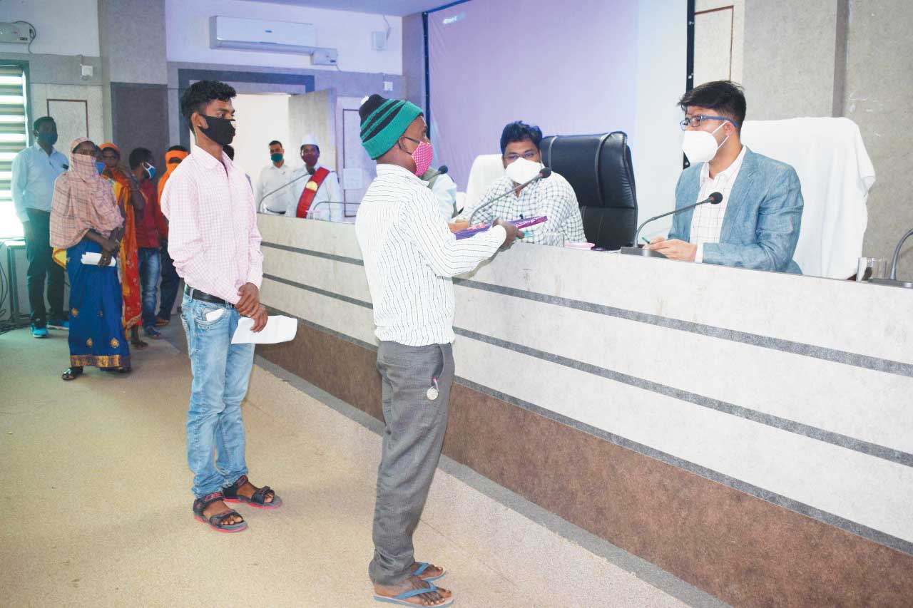 कार्यालय में सौ फ़ीसदी हो उपस्थिति-कलेक्टर