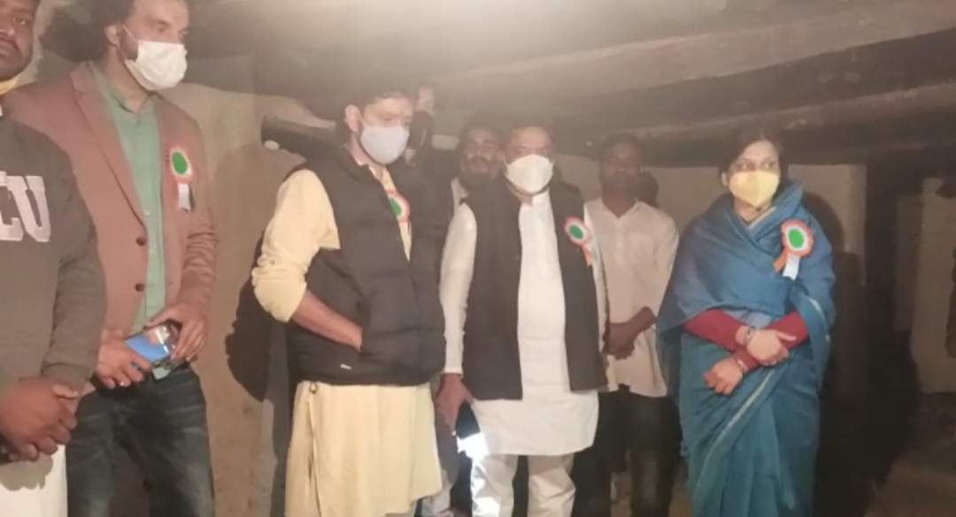 पीडि़त परिवार से मिलने पहुंचे जिपं उपाध्यक्ष व कांग्रेस जनप्रतिनिधि