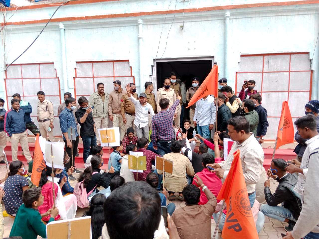 अभाविप ने विवि में 5 सूत्रीय मांगों को लेकर किया हल्ला बोल