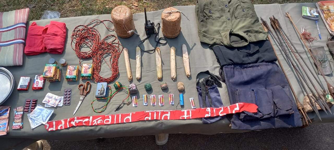 विस्फोटक सहित 4 नक्सली हिरासत में