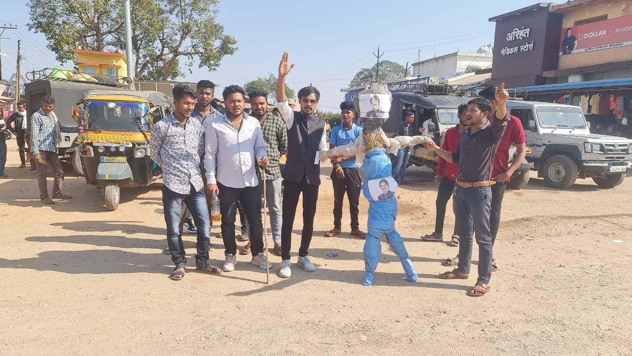 एनएसयूआई ने मूणत का पुतला फूंका