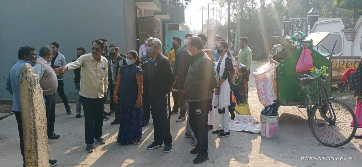 निगम अमले ने लिया सफाई व्यवस्था का जायजा