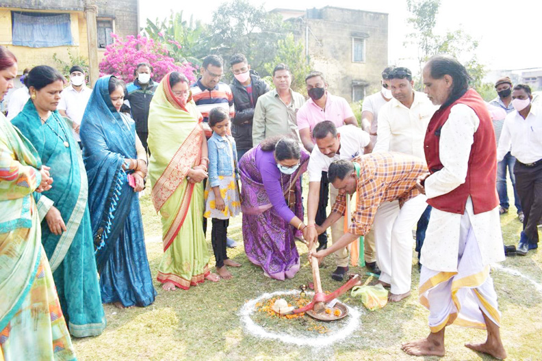 मेयर ने किया उद्यान-नाली निर्माण का भूमिपूजन मेयर ने किया उद्यान-नाली निर्माण का भूमिपूजन