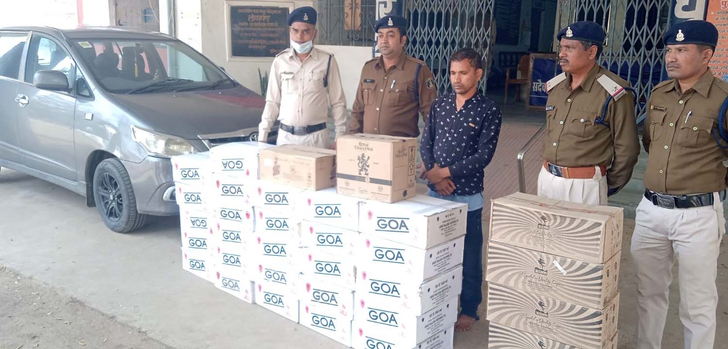 कार में शराब तस्करी, नाबालिग समेत 2 गिरफ्तार कार में शराब तस्करी, नाबालिग समेत 2 गिरफ्तार