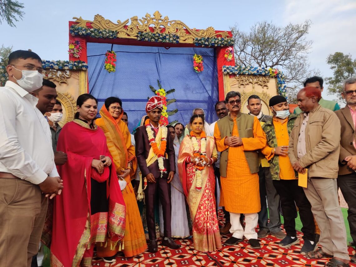 दत्तक बेटी सरस्वती को विदा किया महंत दंपत्ति ने दत्तक बेटी सरस्वती को विदा किया महंत दंपत्ति ने