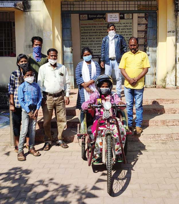 3 हितग्राहियों को बैटरी चलित ट्राईसाइकिल