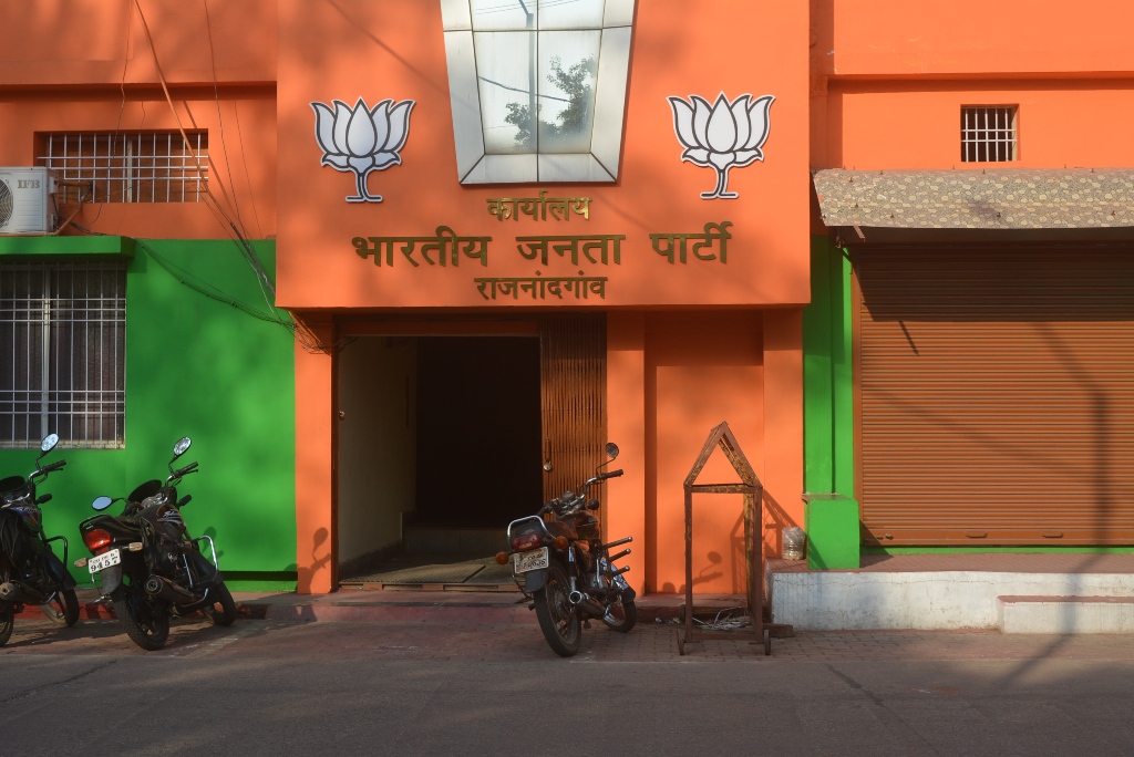 सांसद-विधायक एक माह का वेतन-पेंशन करेंगे जमा