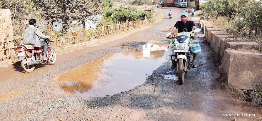 धंस रही पुलिया, दुपहिया सवार गिर रहे