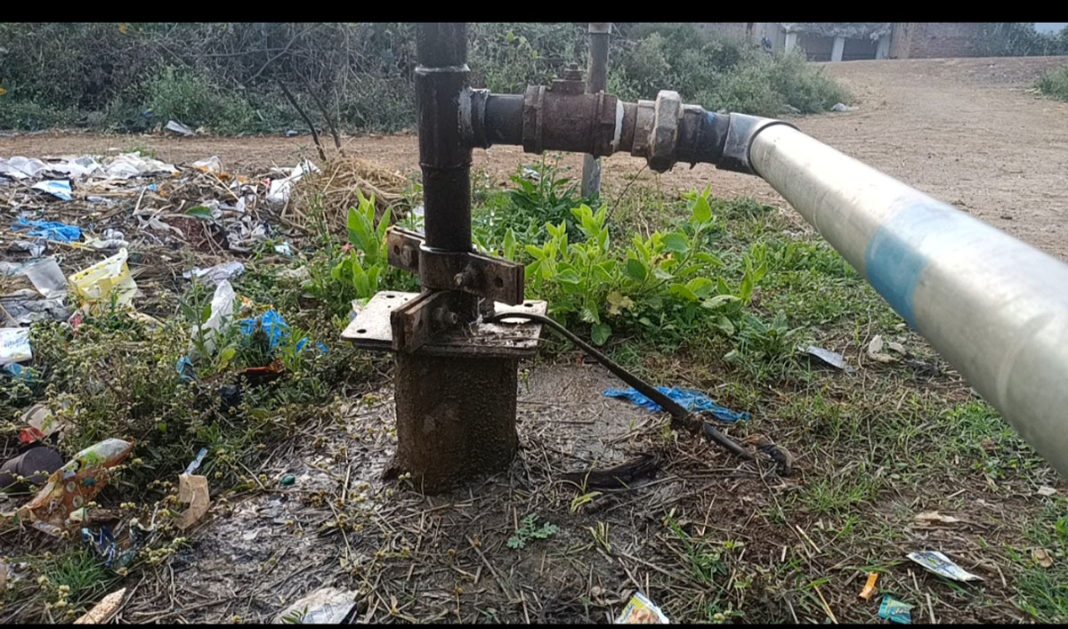 गांव में गंदगी पसरी,ग्रामीणों में रोष गांव में गंदगी पसरी,ग्रामीणों में रोष