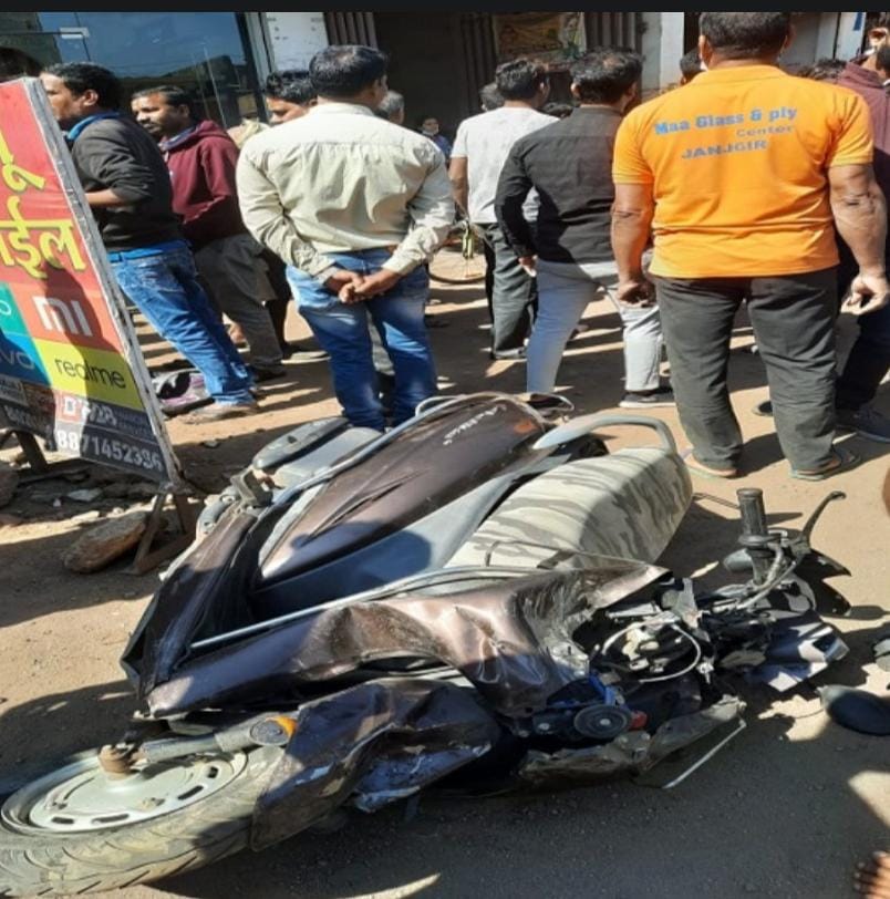 कार की ठोकर से बेकाबू स्कूटी सामने से आ रही स्कूटी से जा टकराई,