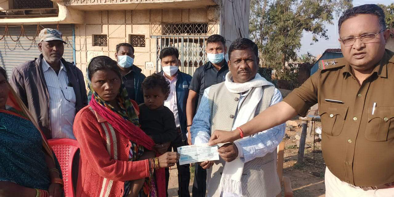 हाथी के हमले से मौत,  पत्नी को क्षतिपूर्ति राशि पौने 6 लाख का चेक